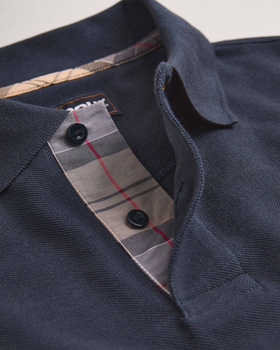Détail du col et du tartan polo Barbour